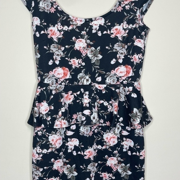 SPEECHLESS black floral peplum dress with cap sleeves - Picture 3 of 7